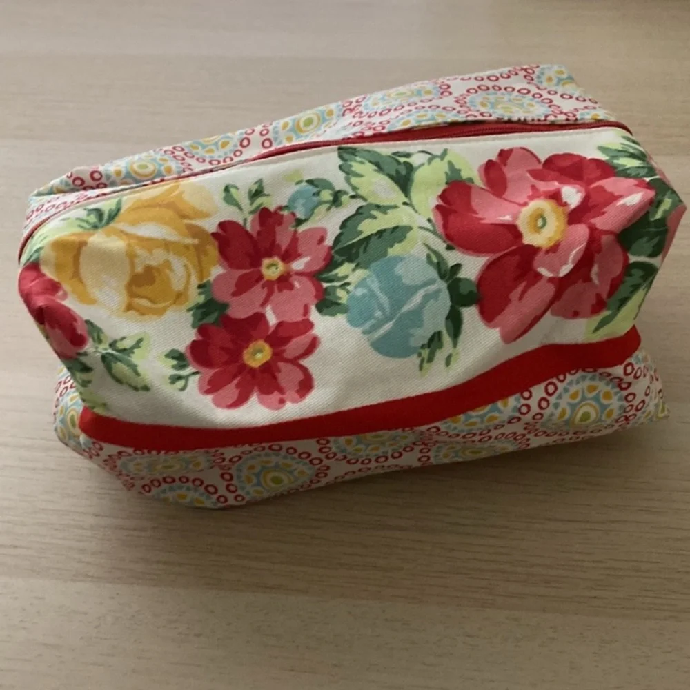 NWOT Set of 2 flora makeup or toiletry bags, large 12” small 10”, matching set